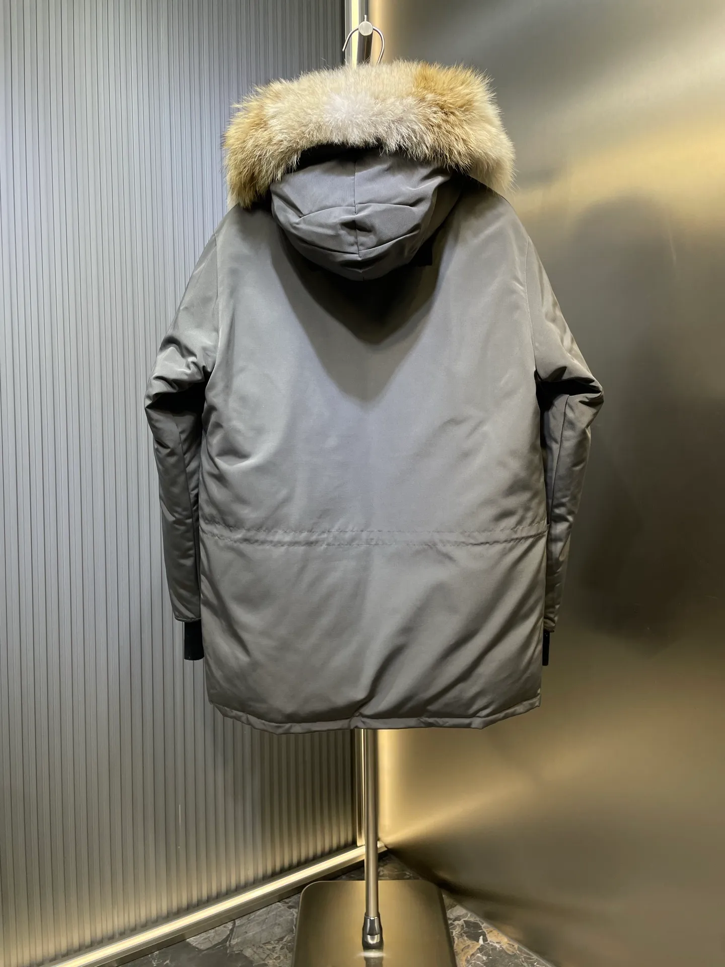 P910 special version 🌟 🇨🇦CANADA GOOES 24 new models 08 models/couple models Factory direct supply: supplying global purchasing agents, micro-entities, Tmall, high-end stalls and studio cooperation, free shipping! Canada Goose Expedition Parka 2008 is the same style for men and women. It is mid-length and the most timeless classic. All Arctic and Antarctic scientific expedition teams choose Canada Goose as their cold-proof equipment. It is the Rolls-Royce of down jackets. ➖ Industry-leading anti-counterfeiting chip sensing. ➖ Imported Behringer embroidery machines and customized embroidery labels, the highest level and industry leading. ➖ Imported Korean 21-count polyester-cotton blended original fabric, TC85 waterproof coated fabric, water-repellent, windproof and wear-resistant. ➖ The new national standard 80 white duck down is filled with an average of 520 grams of down. The amount of down filled is industry-leading. ➖ 100% nylon lining with double double-layer sealing design to prevent velvet running, and seamless thread design on the cuffs! ➖ Western Canadian Green Wolf Collar. ➖ Yoshida YKK provides original factory-customized electroplated sliders. YKK two-way lockable zippers are tight and smooth and do not peel off paint. �� 3M composite Velcro is durable and the accessories and hardware are all custom-made. Note: Our copywriting is only simple and clear. Instead of bragging about the copywriting, it is better to compare and understand with samples. Only for the purest goose, the most dedicated, the most professional, the highest quality, the highest cost performance!  Size:XS-XXL